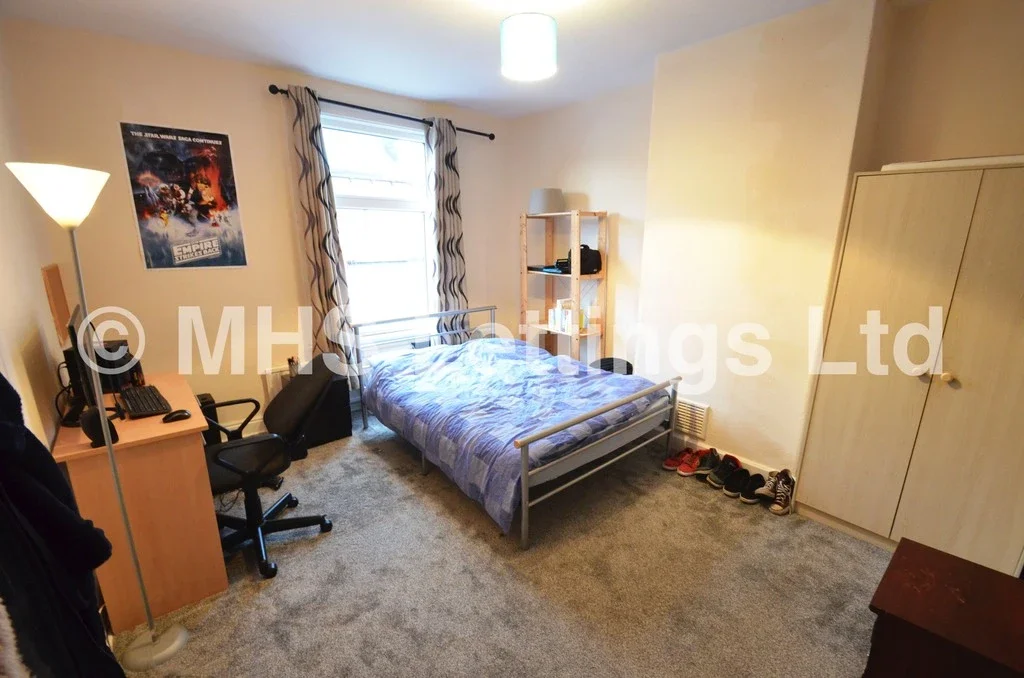 Room Back Graham Grove in Leeds