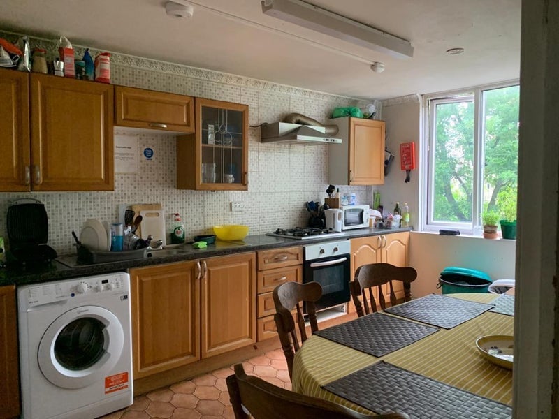 Room Wyndham Road in Greater London