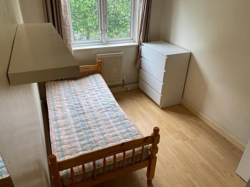 Room Wyndham Road in Greater London