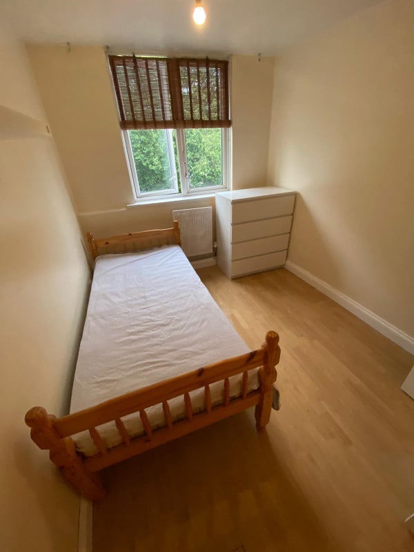 Room Wyndham Road in Greater London