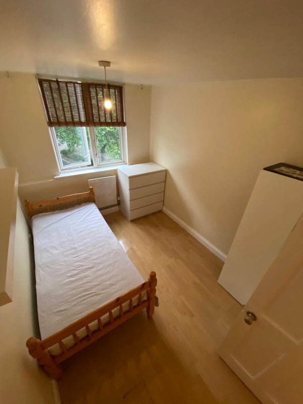 Room Wyndham Road in Greater London