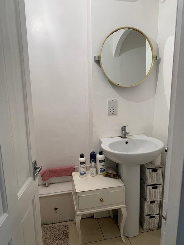Room Wyndham Road in Greater London