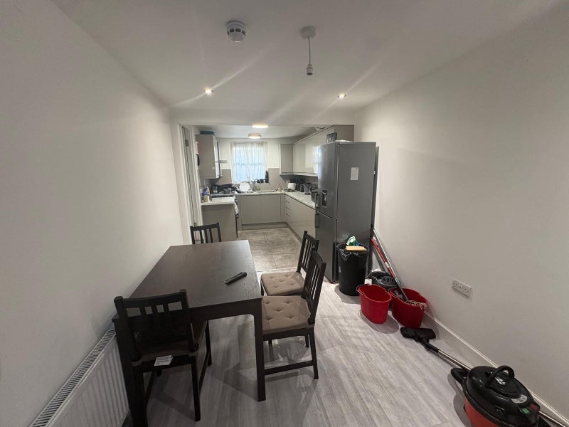 Room Parfett Street in Greater London