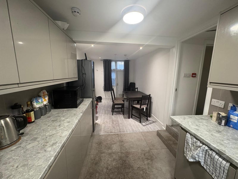 Room Parfett Street in Greater London