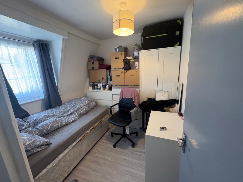 Room Parfett Street in Greater London