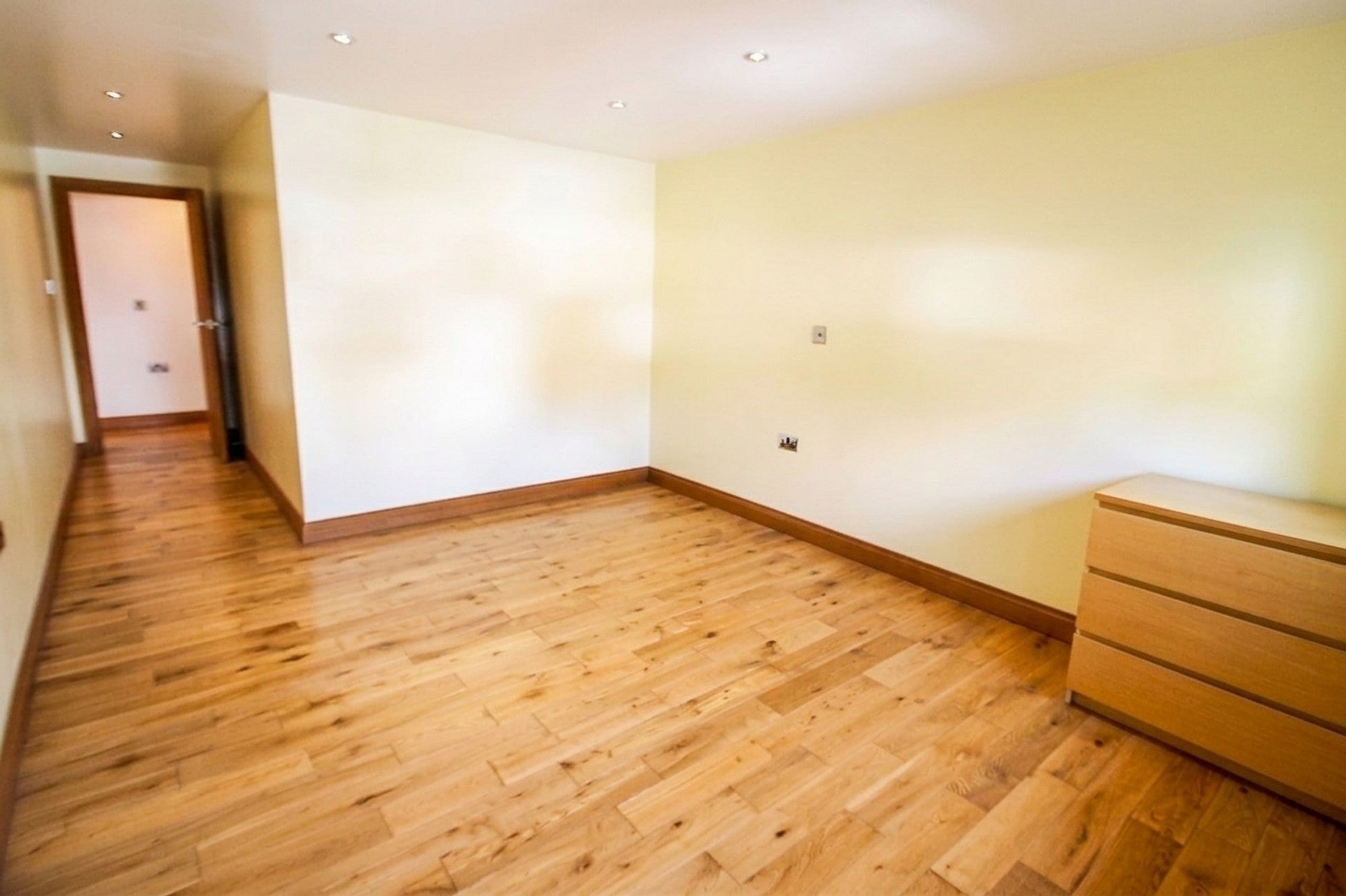Flat Crendon Street in High Wycombe