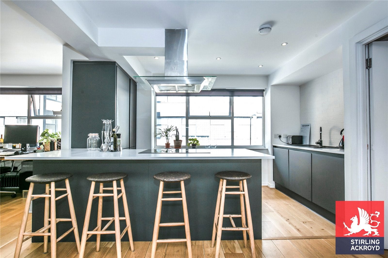 Flat Long Street in Greater London