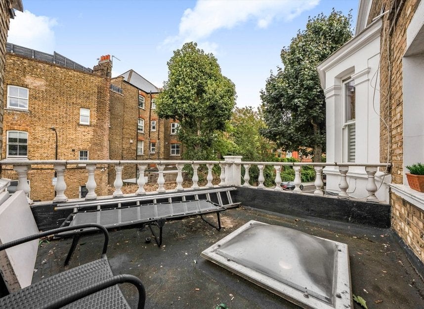 House Ashchurch Grove in Greater London