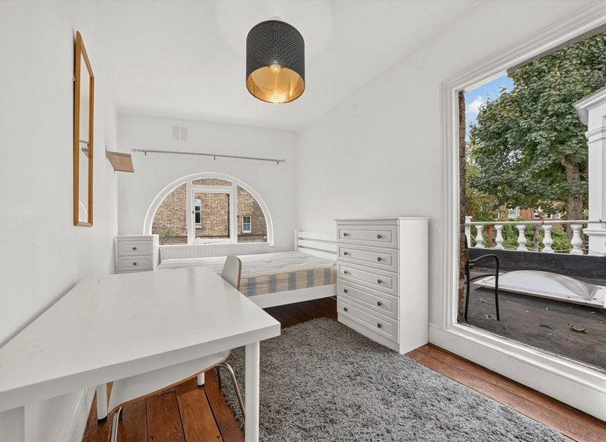 House Ashchurch Grove in Greater London