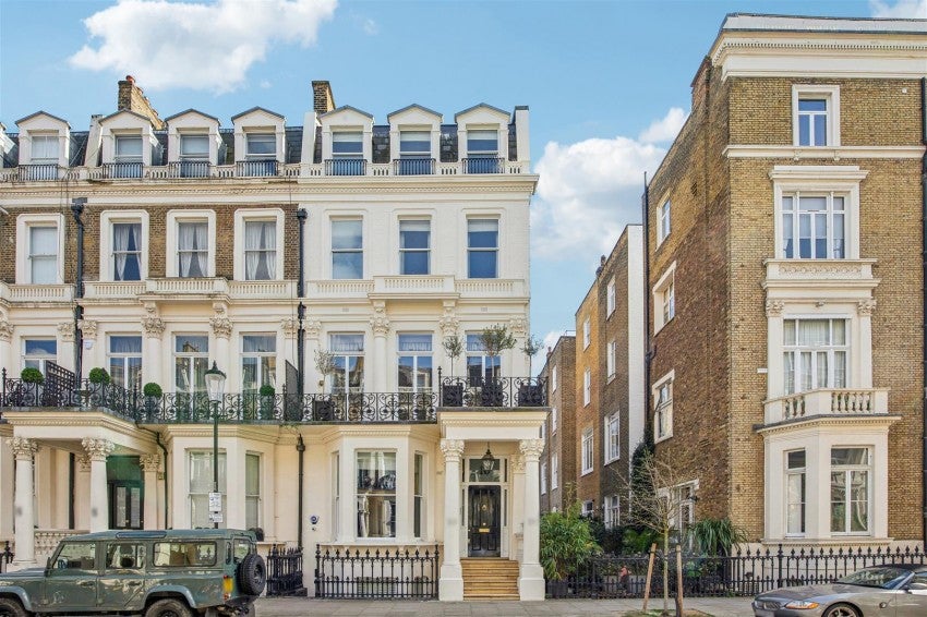 Flat Earl's Court Square in Greater London