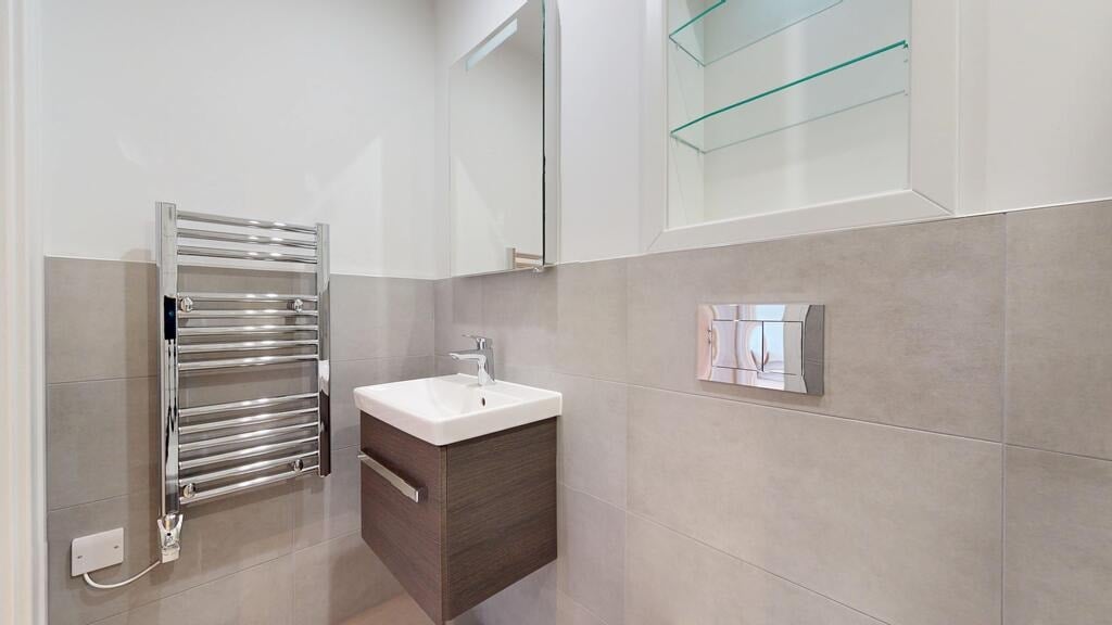 Flat Beverley Way in Greater London