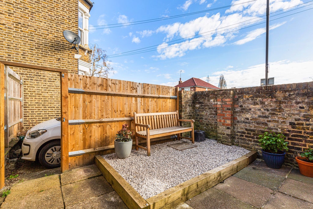 Flat Dryden Road in Greater London