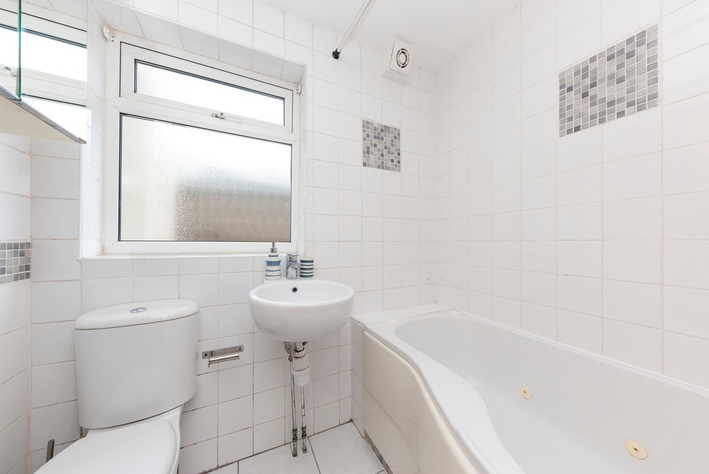Flat Dryden Road in Greater London