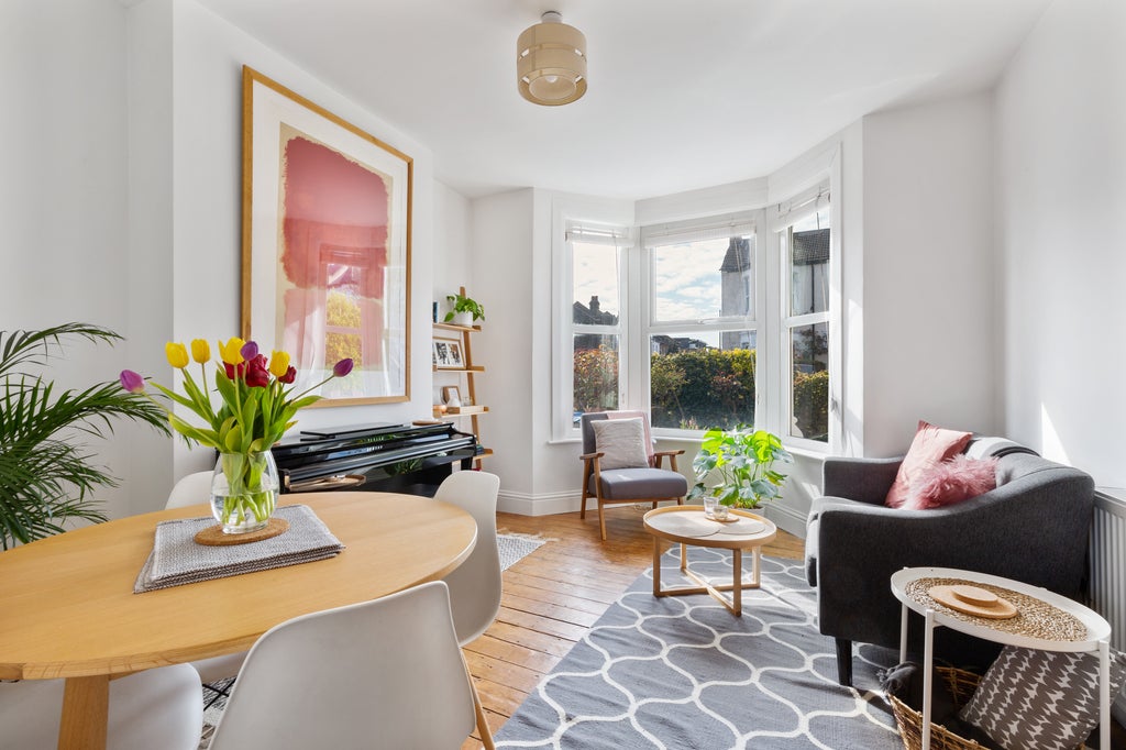Flat Dryden Road in Greater London