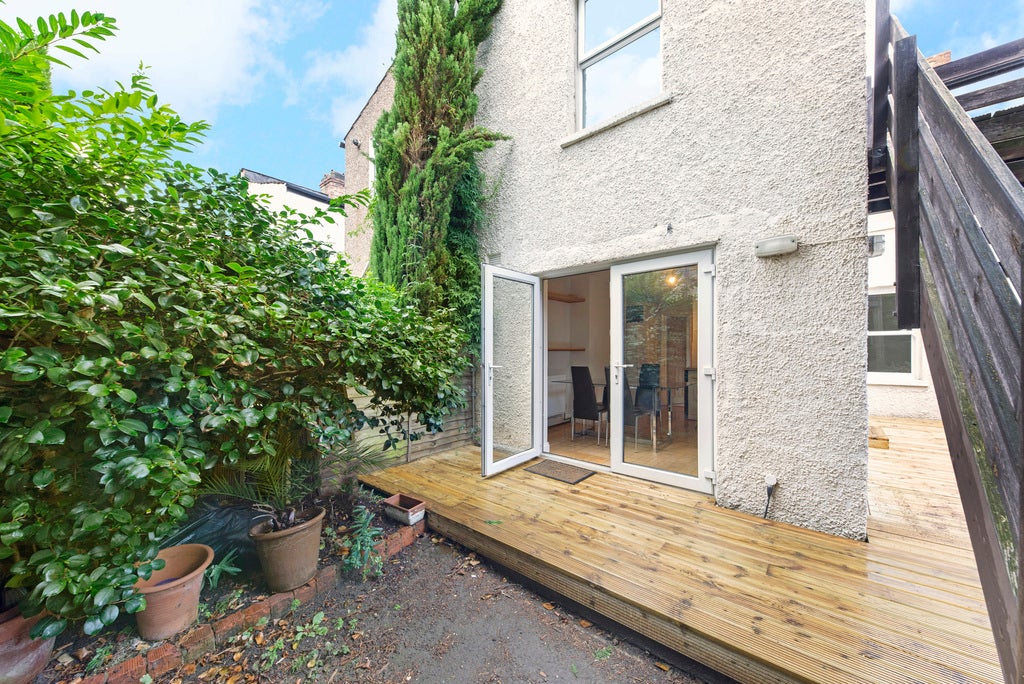 Flat Dryden Road in Greater London