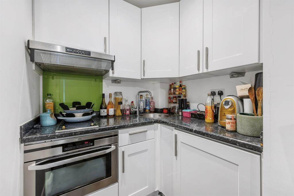 Flat Matheson Road in Greater London