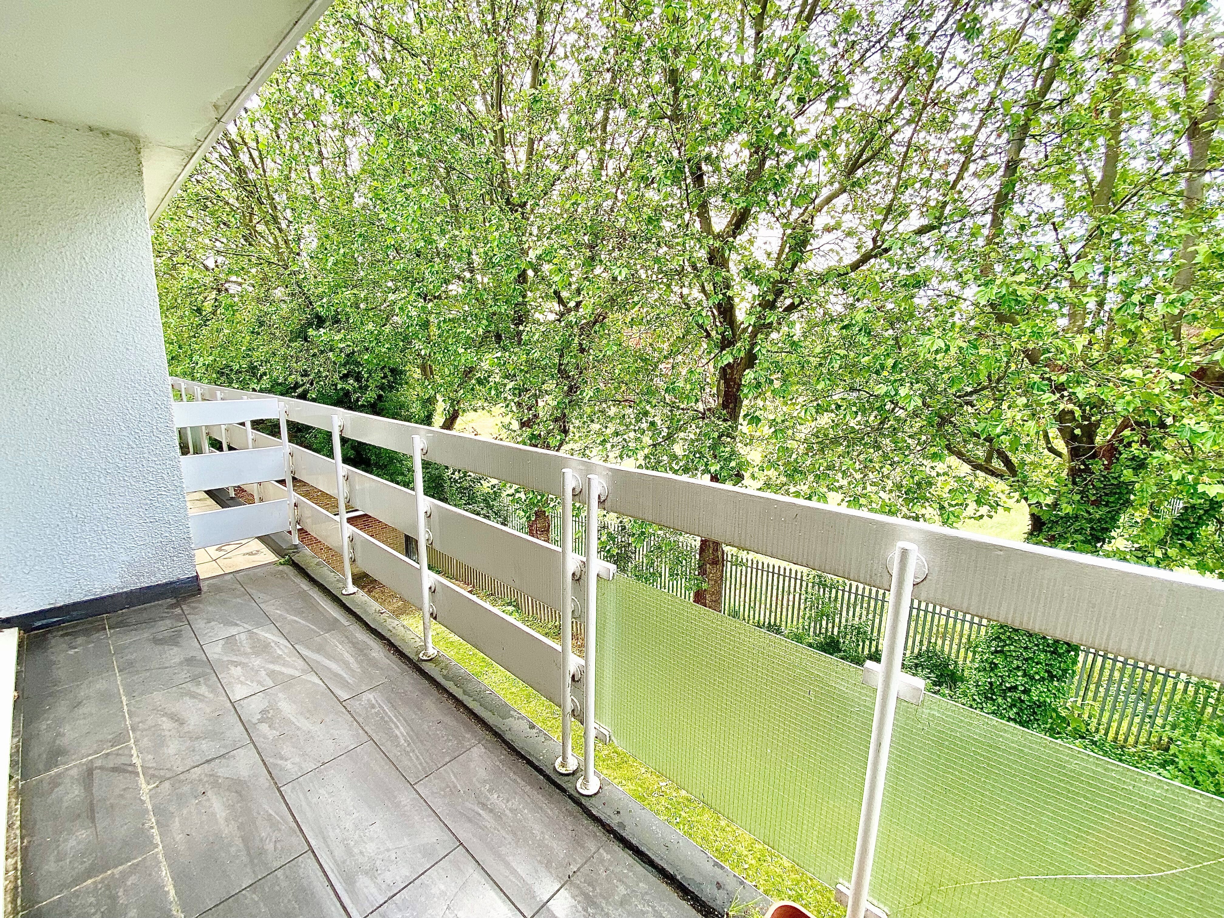Flat Royston Gardens in Greater London