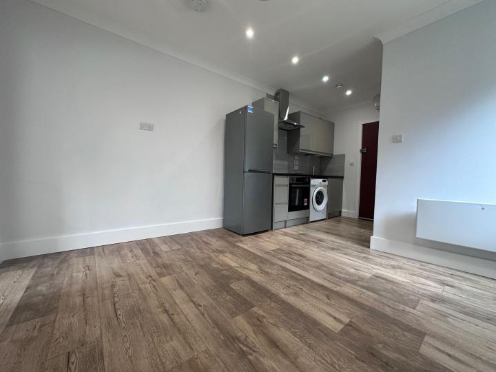 Flat Cheltenham Road in Greater London