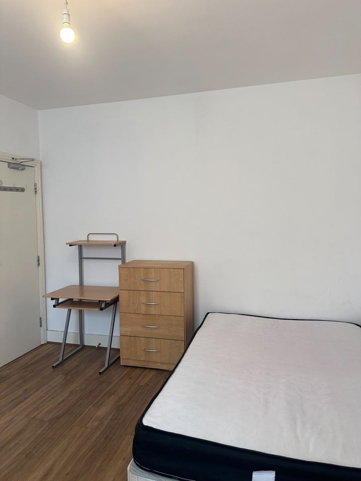 Room Leslie Road in Greater London