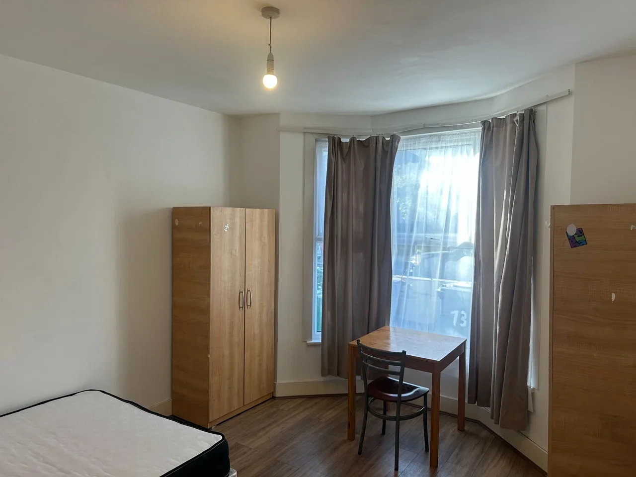 Room Leslie Road in Greater London