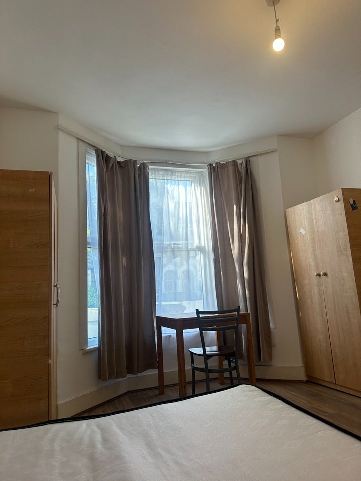 Room Leslie Road in Greater London