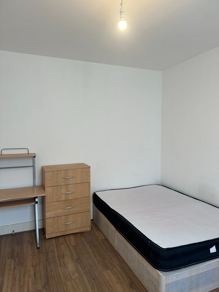 Room Leslie Road in Greater London