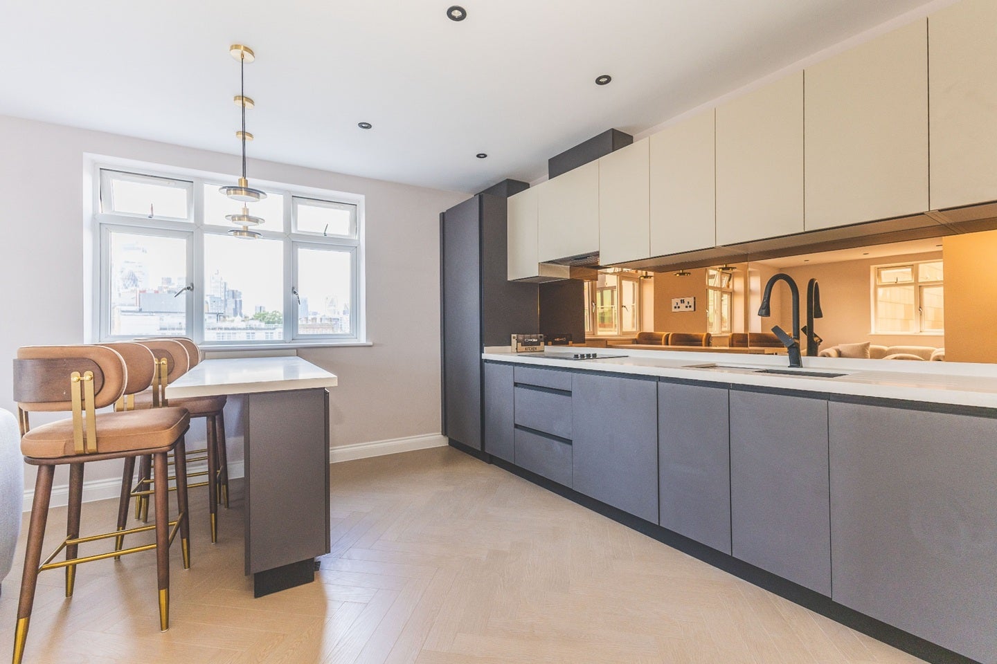 Flat Nelson Street in Greater London