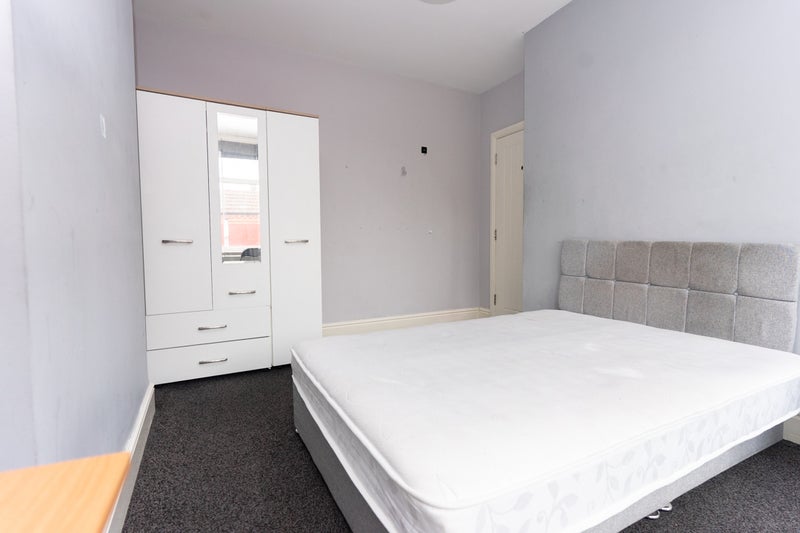 Room Hampstead Road in Liverpool