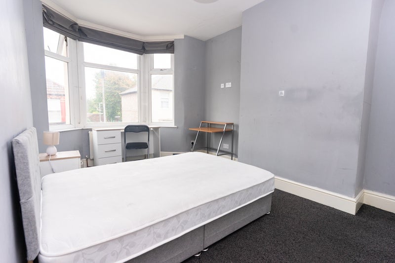 Room Hampstead Road in Liverpool