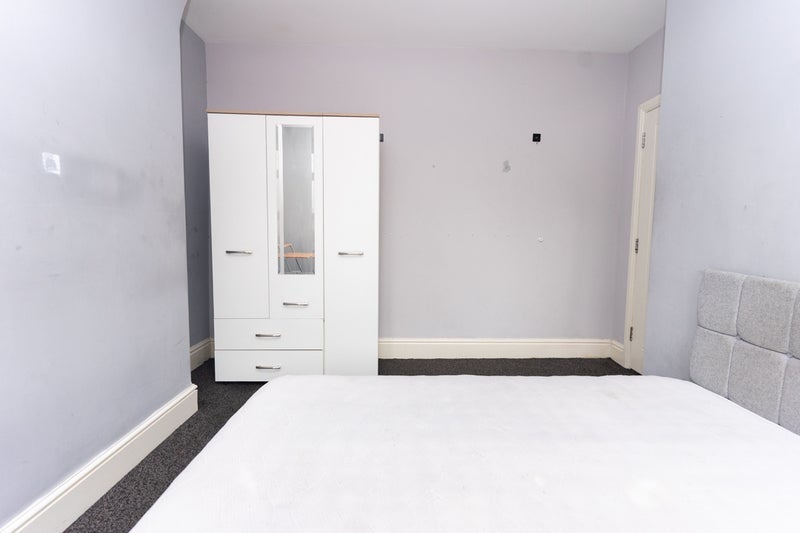 Room Hampstead Road in Liverpool