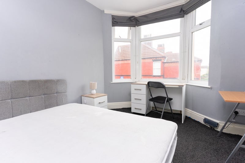 Room Hampstead Road in Liverpool