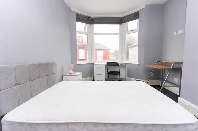 Room Hampstead Road in Liverpool
