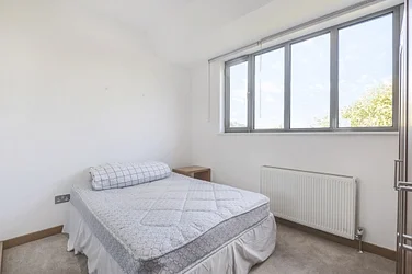 Flat Knollys Road in Greater London