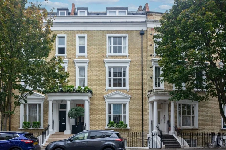 Flat Eardley Crescent in Greater London