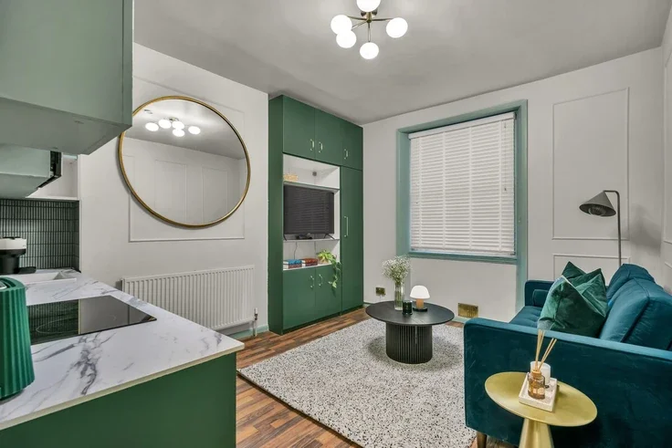 Flat Eardley Crescent in Greater London