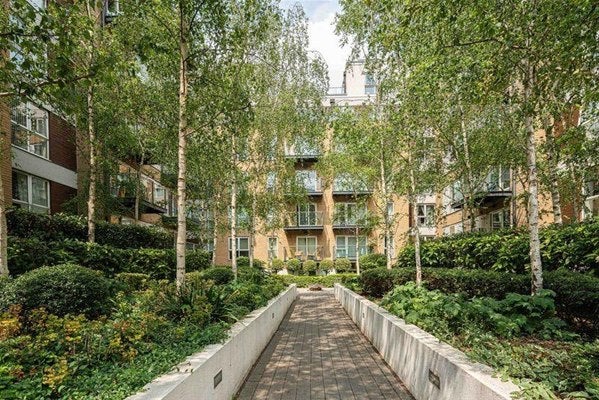 Flat Ashfield Road in Greater London