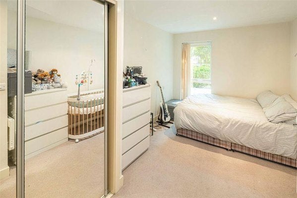 Flat Ashfield Road in Greater London