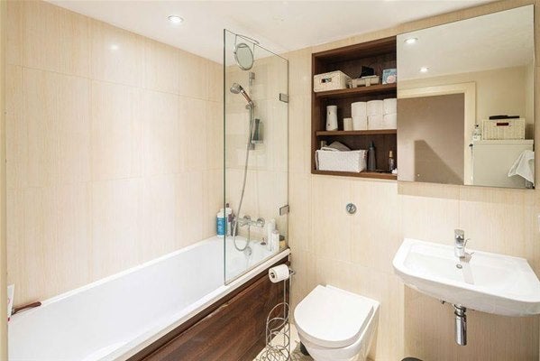 Flat Ashfield Road in Greater London