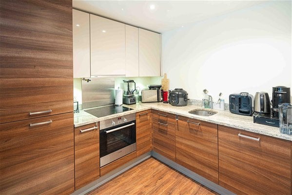 Flat Ashfield Road in Greater London