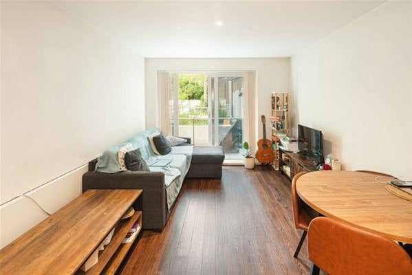 Flat Ashfield Road in Greater London