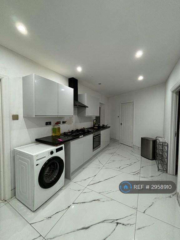 Flat Bouverie Way in Slough