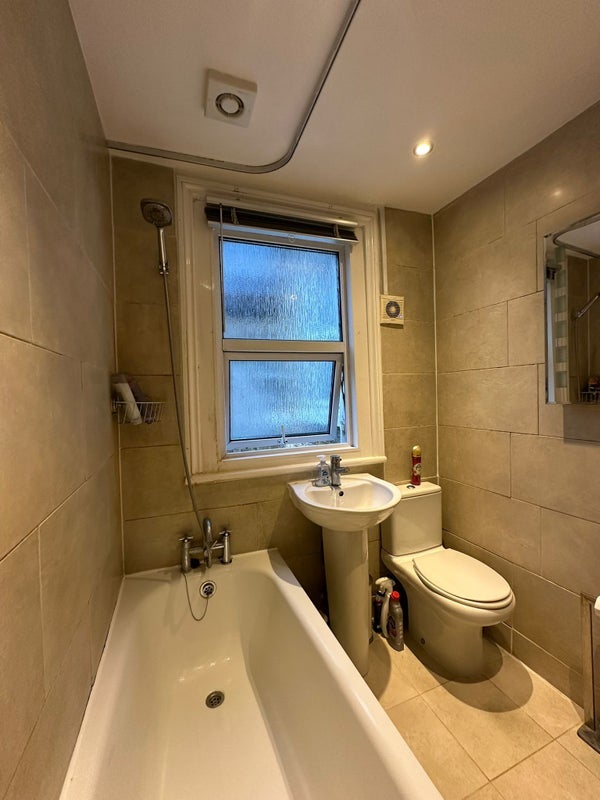 Room Nevis Road in Greater London