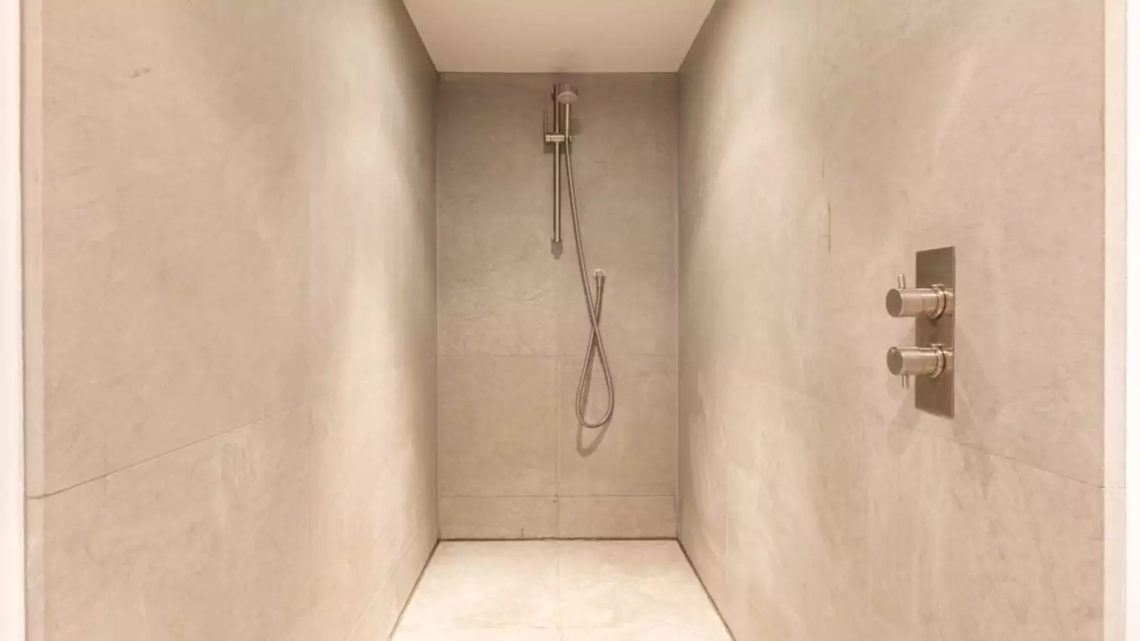 Flat Reliance Square in Greater London