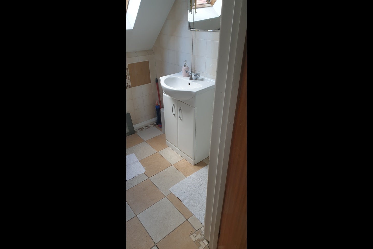 Room Green Avenue in Greater London
