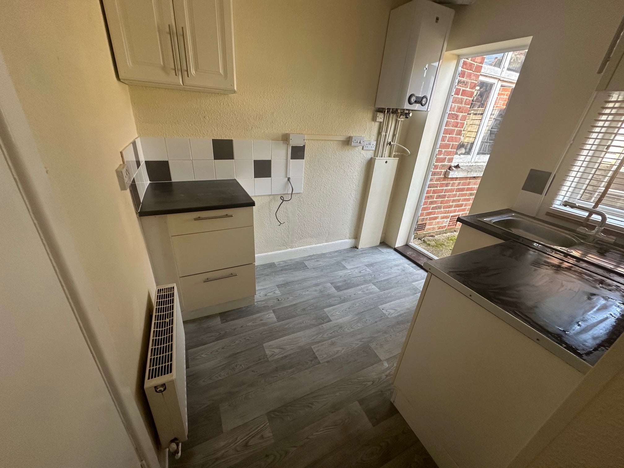 Flat Coles Avenue in Poole