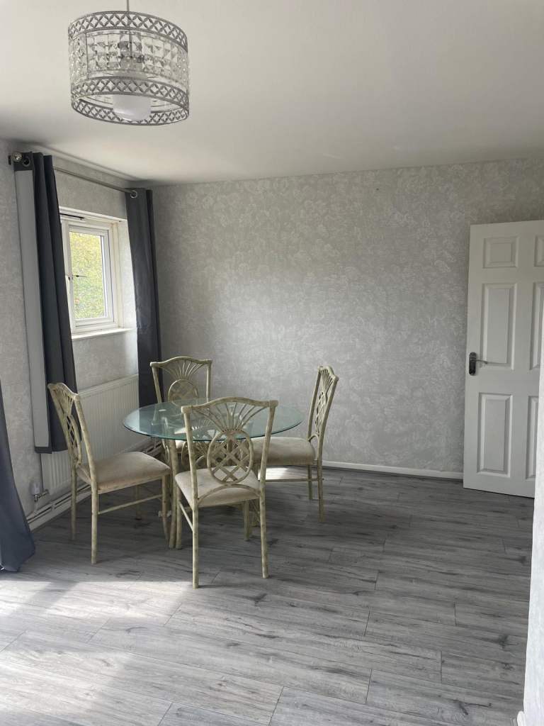 Room North Circular Road in Greater London