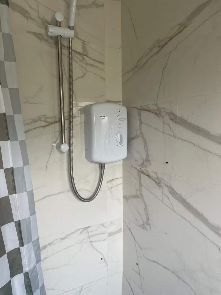 Room North Circular Road in Greater London