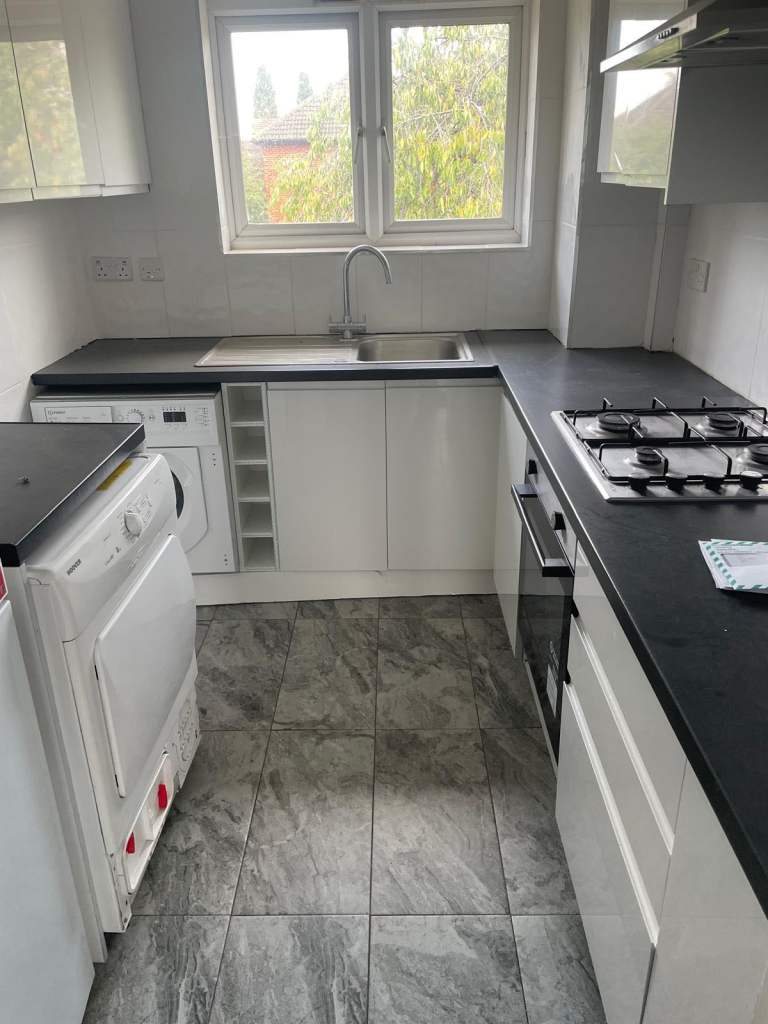 Room North Circular Road in Greater London