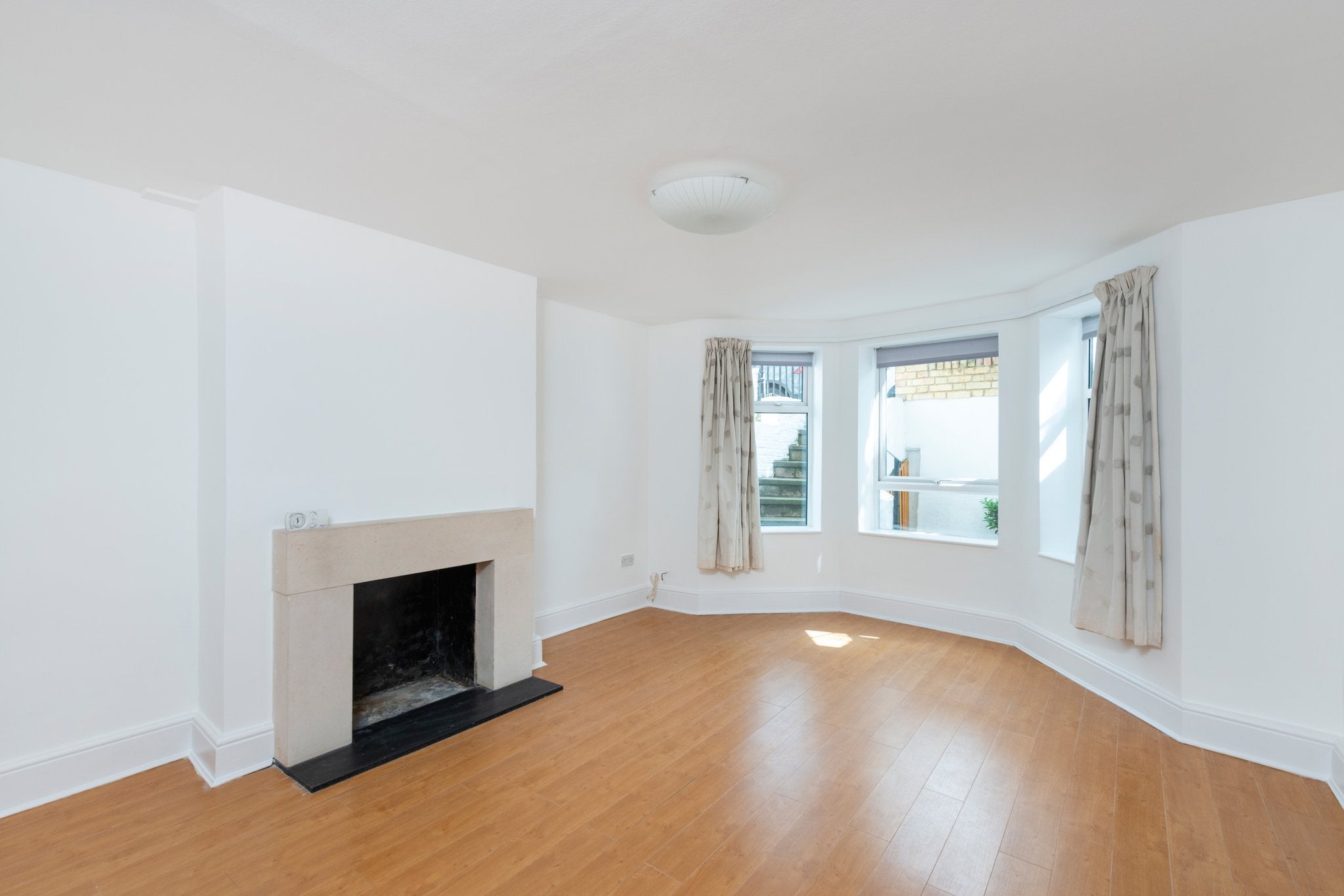 Flat Dorville Crescent in Greater London