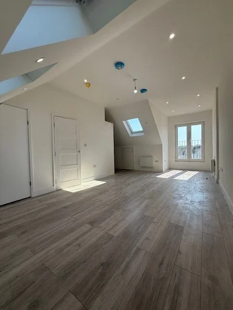 Flat St James Road in Greater London